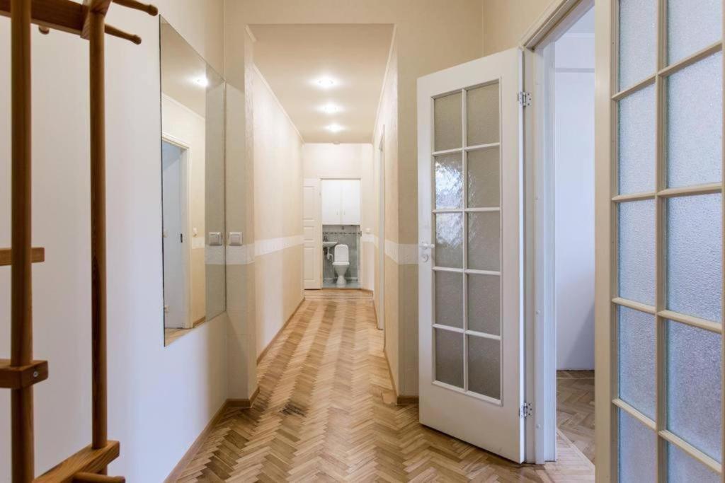 Bright Apartment Near Bus Statioon ทาลลินน์ ภายนอก รูปภาพ